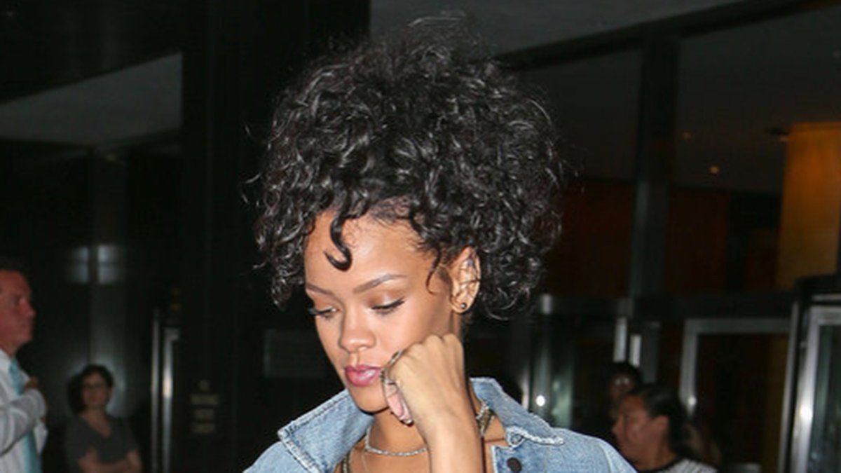 Rihanna efter en lång dag i studion. 